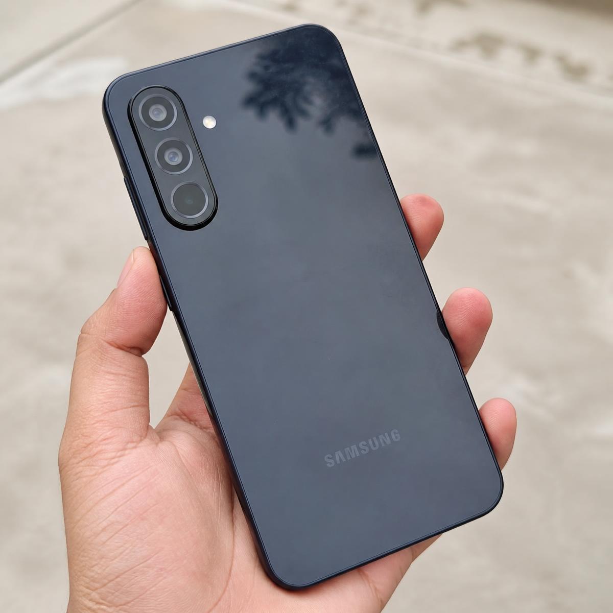 Traseira do Samsung Galaxy A17 preto em boas condições